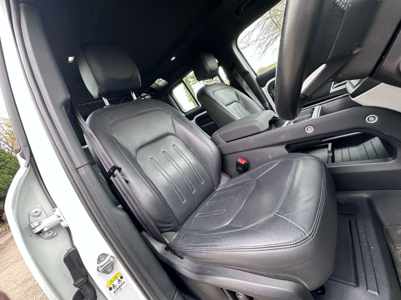 A 2021 LAND ROVER DEFENDER 110 3.0 D200 MHEV SE SUV 5dr Diesel Auto 4WD Euro 6 (s/s) (200 ps) A 2021 LAND ROVER DEFENDER 110 3.0 D200 MHEV SE SUV 5dr Diesel Auto 4WD Euro 6 (s/s) (200 ps)