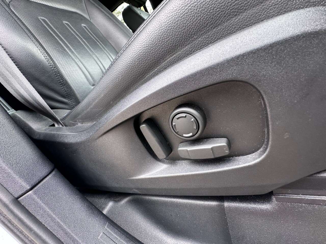 A 2021 LAND ROVER DEFENDER 110 3.0 D200 MHEV SE SUV 5dr Diesel Auto 4WD Euro 6 (s/s) (200 ps) A 2021 LAND ROVER DEFENDER 110 3.0 D200 MHEV SE SUV 5dr Diesel Auto 4WD Euro 6 (s/s) (200 ps)