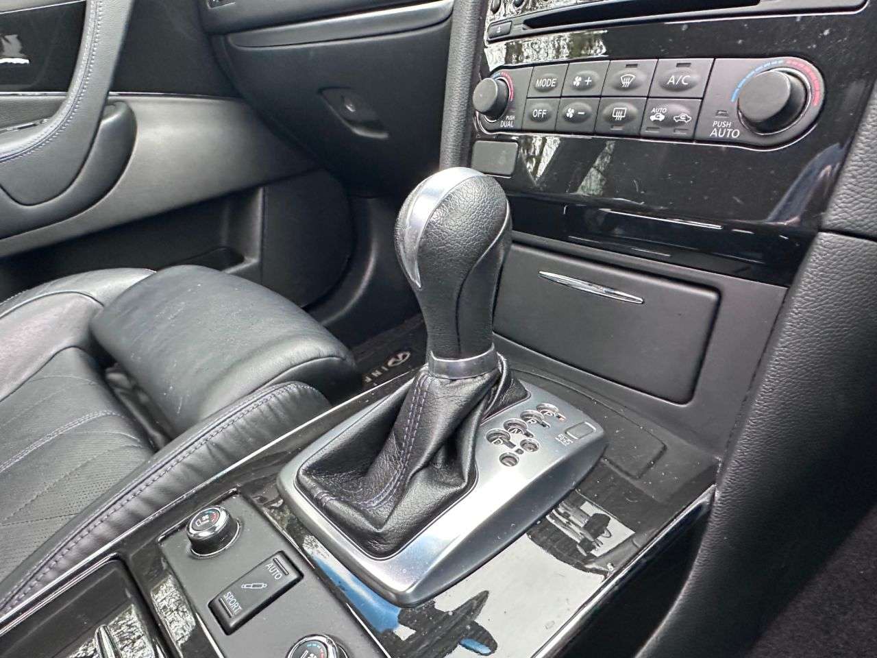 2015 INFINITI QX70 2015 INFINITI QX70