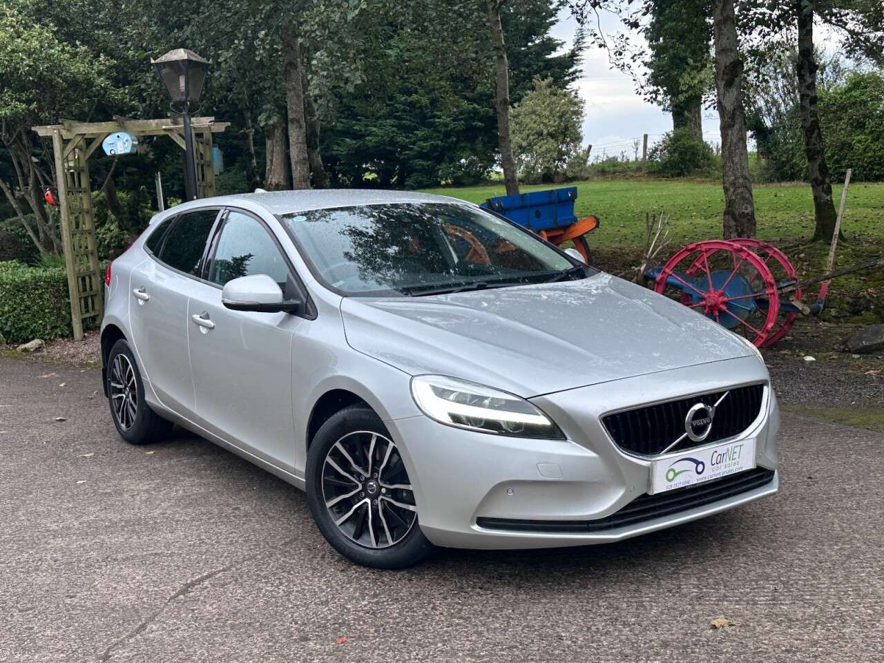 A 2019 VOLVO V40 1.5 T2 Momentum Edition Hatchback 5dr Petrol Auto Euro 6 (s/s) (122 ps) A 2019 VOLVO V40 1.5 T2 Momentum Edition Hatchback 5dr Petrol Auto Euro 6 (s/s) (122 ps)