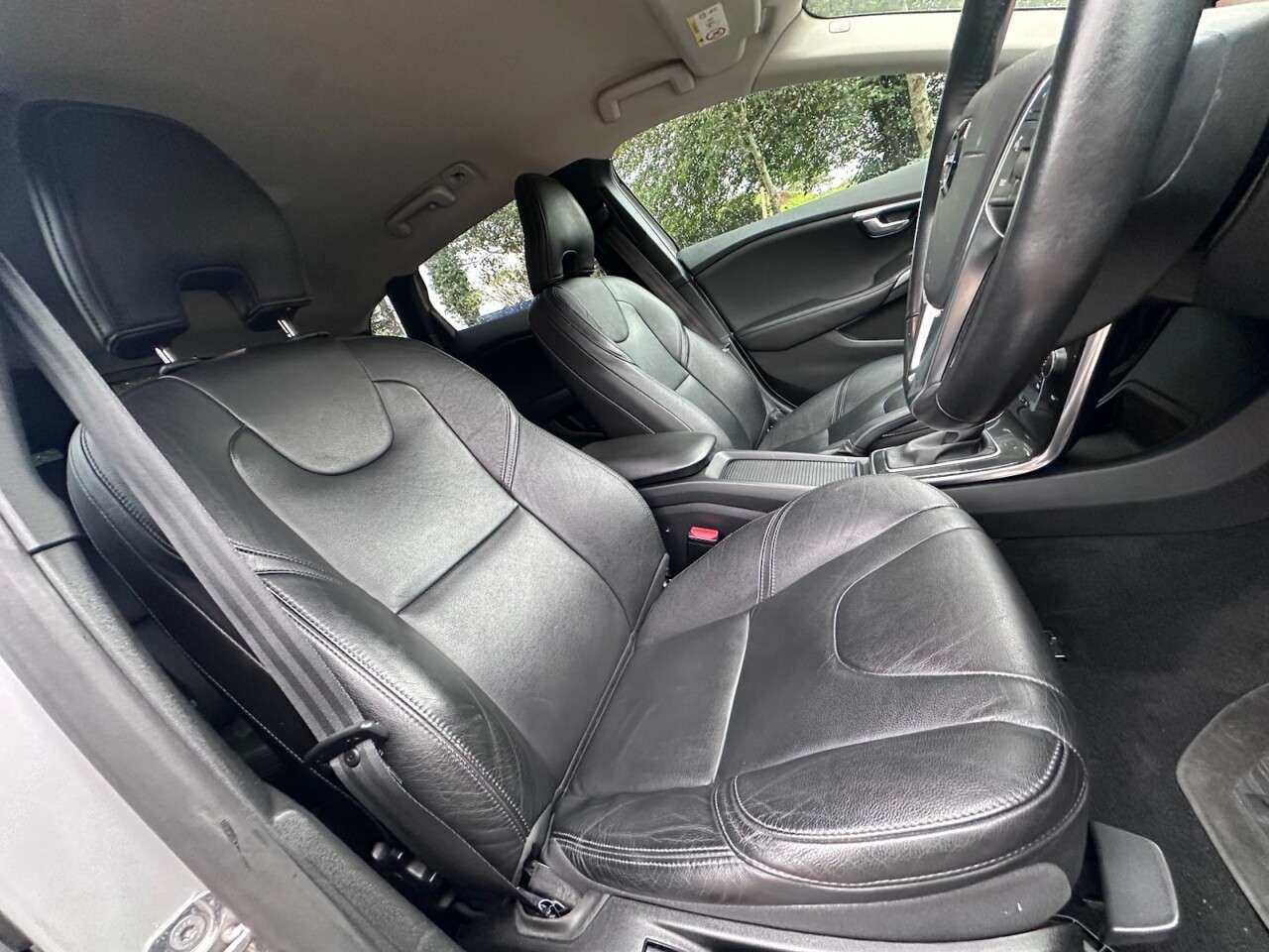 A 2019 VOLVO V40 1.5 T2 Momentum Edition Hatchback 5dr Petrol Auto Euro 6 (s/s) (122 ps) A 2019 VOLVO V40 1.5 T2 Momentum Edition Hatchback 5dr Petrol Auto Euro 6 (s/s) (122 ps)