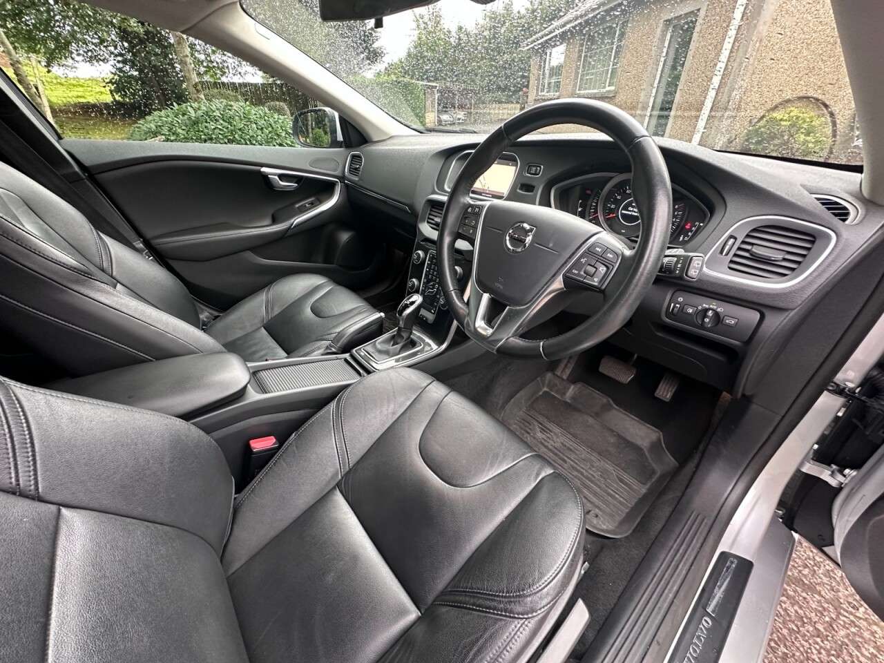 A 2019 VOLVO V40 1.5 T2 Momentum Edition Hatchback 5dr Petrol Auto Euro 6 (s/s) (122 ps) A 2019 VOLVO V40 1.5 T2 Momentum Edition Hatchback 5dr Petrol Auto Euro 6 (s/s) (122 ps)