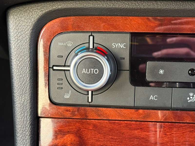 2011 VOLKSWAGEN TOUAREG 2011 VOLKSWAGEN TOUAREG