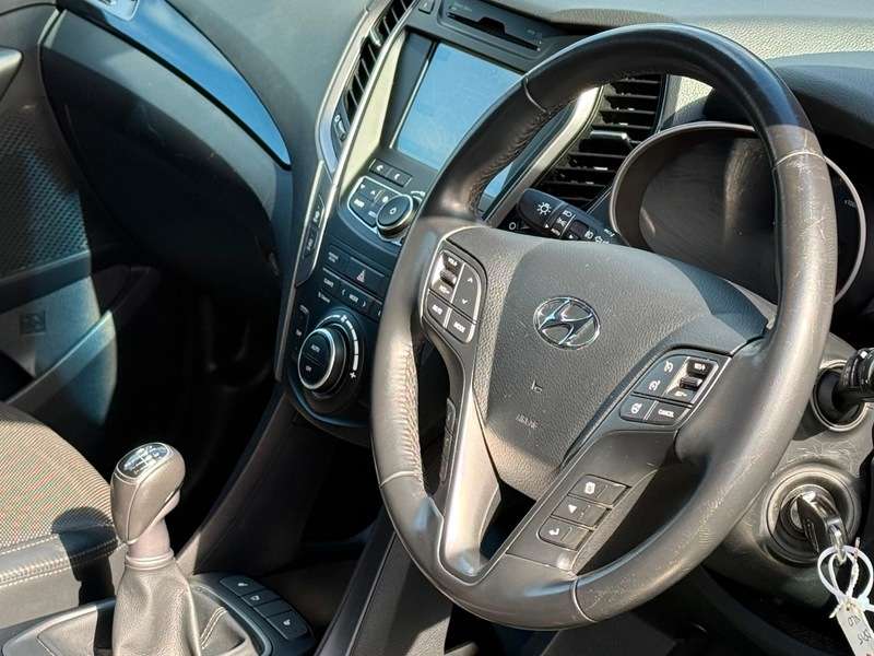 A 2015 HYUNDAI SANTA FE 2.2 CRDi Premium 4WD Euro 5 5dr (5 seat) A 2015 HYUNDAI SANTA FE 2.2 CRDi Premium 4WD Euro 5 5dr (5 seat)