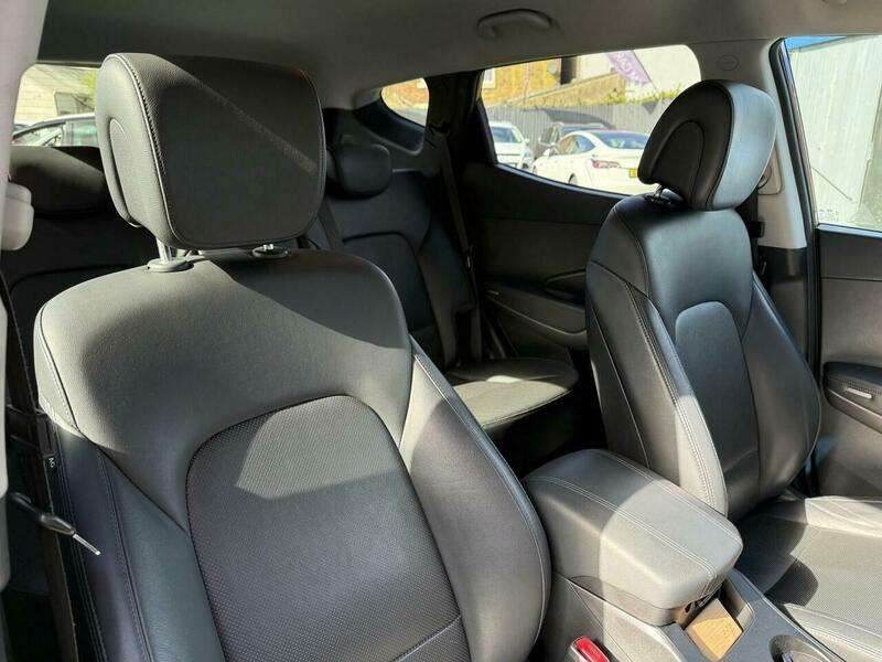 A 2015 HYUNDAI SANTA FE 2.2 CRDi Premium 4WD Euro 5 5dr (5 seat) A 2015 HYUNDAI SANTA FE 2.2 CRDi Premium 4WD Euro 5 5dr (5 seat)