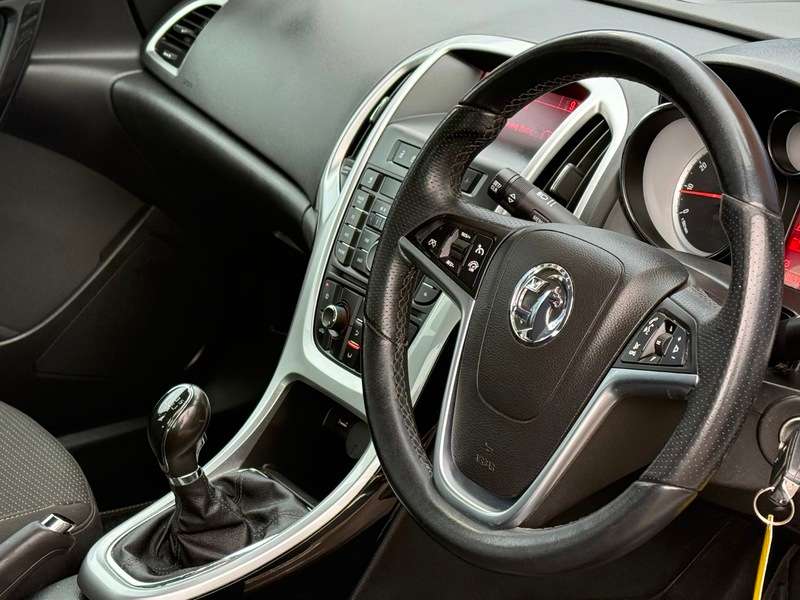 A 2014 VAUXHALL ASTRA 1.4 16v SRi Hatchback 5dr Petrol Manual Euro 5 (100 ps) A 2014 VAUXHALL ASTRA 1.4 16v SRi Hatchback 5dr Petrol Manual Euro 5 (100 ps)