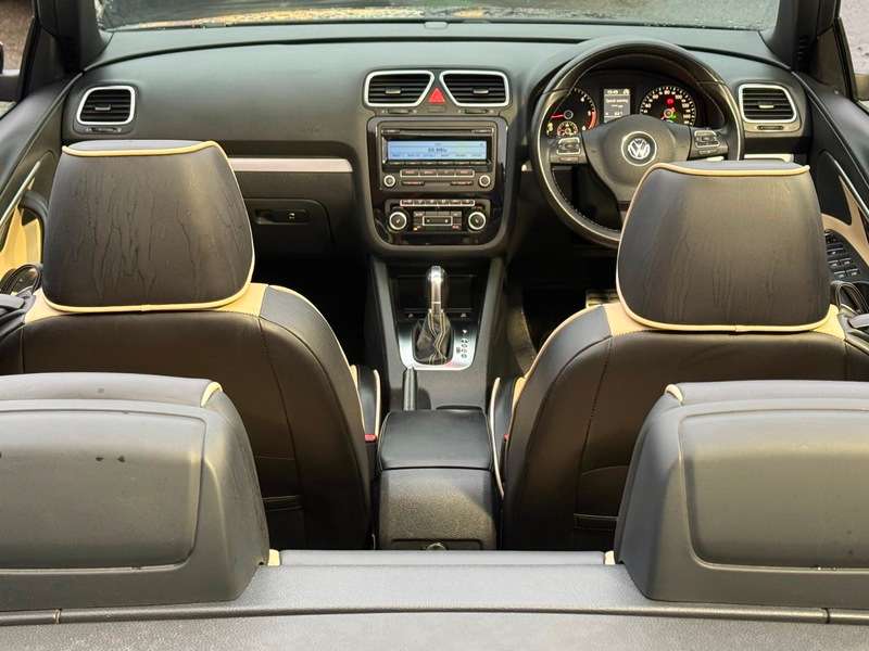 A 2011 VOLKSWAGEN EOS 2.0 TDI BlueMotion Tech Exclusive Cabriolet 2dr Diesel DSG Euro 5 (s/s) (140 ps) A 2011 VOLKSWAGEN EOS 2.0 TDI BlueMotion Tech Exclusive Cabriolet 2dr Diesel DSG Euro 5 (s/s) (140 ps)