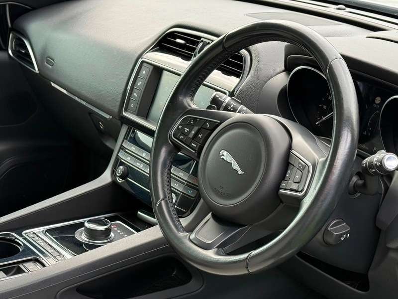 A 2016 JAGUAR F-PACE 2.0 D180 Prestige SUV 5dr Diesel Auto AWD Euro 6 (s/s) (180 ps) A 2016 JAGUAR F-PACE 2.0 D180 Prestige SUV 5dr Diesel Auto AWD Euro 6 (s/s) (180 ps)