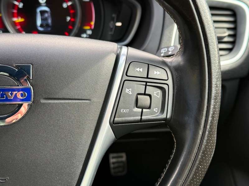 2015 VOLVO V40 2015 VOLVO V40