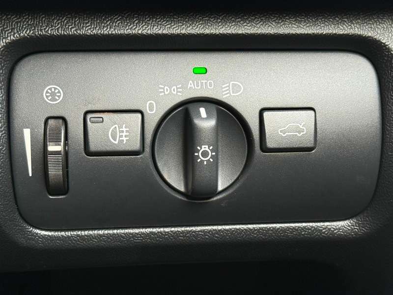 2017 VOLVO V40 2017 VOLVO V40