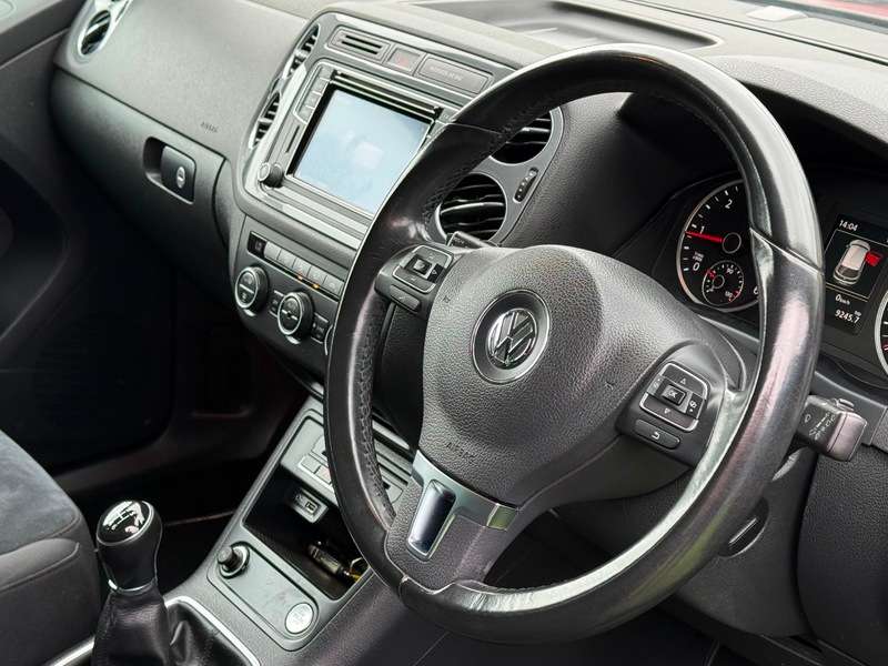 A 2016 VOLKSWAGEN TIGUAN 2.0 TDI BlueMotion Tech SE Navigation SUV 5dr Diesel Manual 4Motion Euro 6 (s/s) (150 ps) A 2016 VOLKSWAGEN TIGUAN 2.0 TDI BlueMotion Tech SE Navigation SUV 5dr Diesel Manual 4Motion Euro 6 (s/s) (150 ps)
