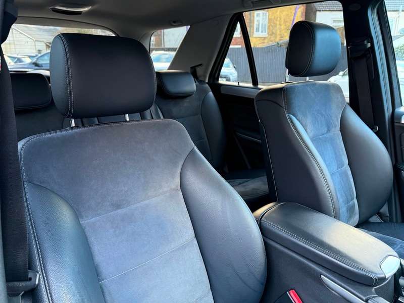 A 2011 MERCEDES-BENZ SL CLASS 3.0 ML300 CDI V6 BlueEfficiency Sport SUV 5dr Diesel G-Tronic 4WD Euro 5 (204 ps) A 2011 MERCEDES-BENZ SL CLASS 3.0 ML300 CDI V6 BlueEfficiency Sport SUV 5dr Diesel G-Tronic 4WD Euro 5 (204 ps)