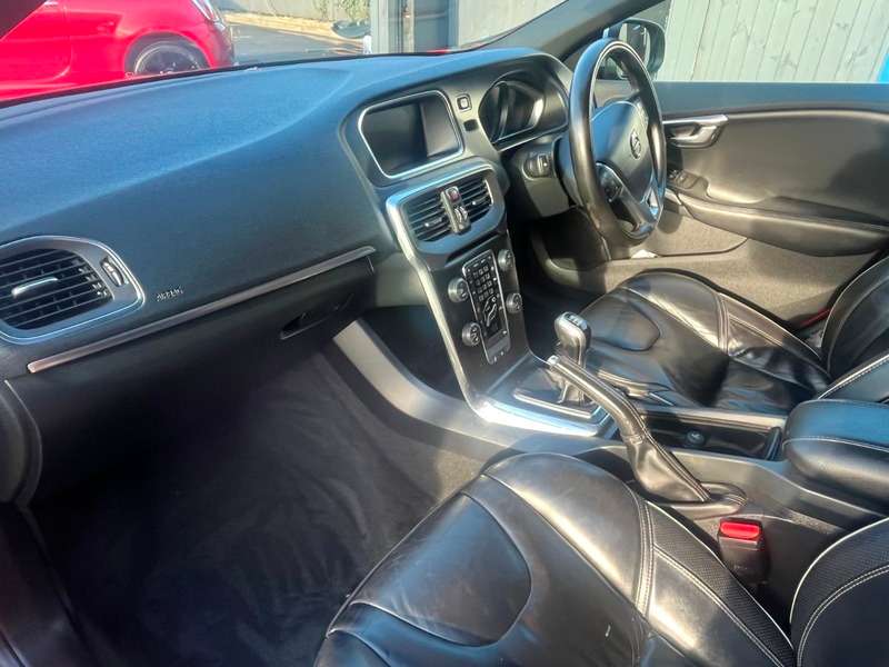 2017 VOLVO V40 2017 VOLVO V40