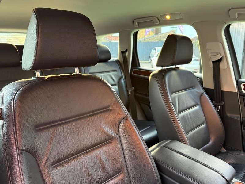 A 2011 VOLKSWAGEN TOUAREG 3.0 TDI V6 BlueMotion Tech SE SUV 5dr Diesel Tiptronic 4WD Euro 5 (s/s) (245 ps) A 2011 VOLKSWAGEN TOUAREG 3.0 TDI V6 BlueMotion Tech SE SUV 5dr Diesel Tiptronic 4WD Euro 5 (s/s) (245 ps)