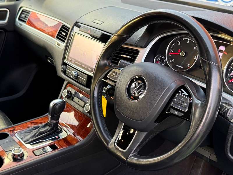 A 2011 VOLKSWAGEN TOUAREG 3.0 TDI V6 BlueMotion Tech SE SUV 5dr Diesel Tiptronic 4WD Euro 5 (s/s) (245 ps) A 2011 VOLKSWAGEN TOUAREG 3.0 TDI V6 BlueMotion Tech SE SUV 5dr Diesel Tiptronic 4WD Euro 5 (s/s) (245 ps)