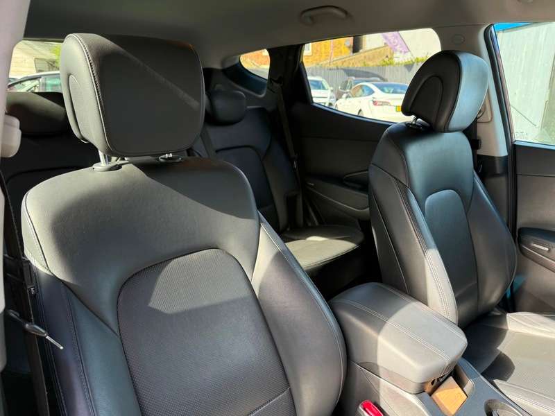 A 2015 HYUNDAI SANTA FE 2.2 CRDi Premium 4WD Euro 5 5dr (5 seat) A 2015 HYUNDAI SANTA FE 2.2 CRDi Premium 4WD Euro 5 5dr (5 seat)