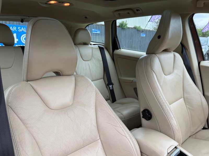 A 2009 VOLVO XC60 2.4D SE Lux Premium SUV 5dr Diesel Geartronic Euro 4 (175 ps) A 2009 VOLVO XC60 2.4D SE Lux Premium SUV 5dr Diesel Geartronic Euro 4 (175 ps)