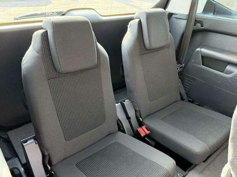 A 2014 PEUGEOT 5008 1.6 e-HDi Allure EGC Euro 5 (s/s) 5dr A 2014 PEUGEOT 5008 1.6 e-HDi Allure EGC Euro 5 (s/s) 5dr