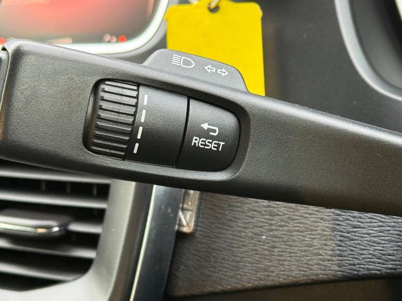 2017 VOLVO V40 2017 VOLVO V40