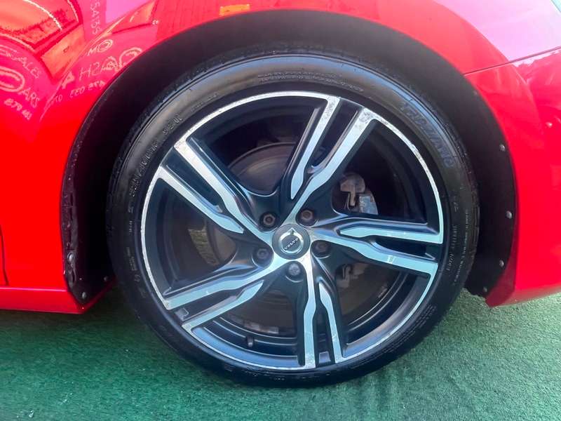 2017 VOLVO V40 2017 VOLVO V40