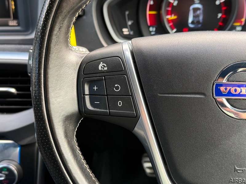 2015 VOLVO V40 2015 VOLVO V40