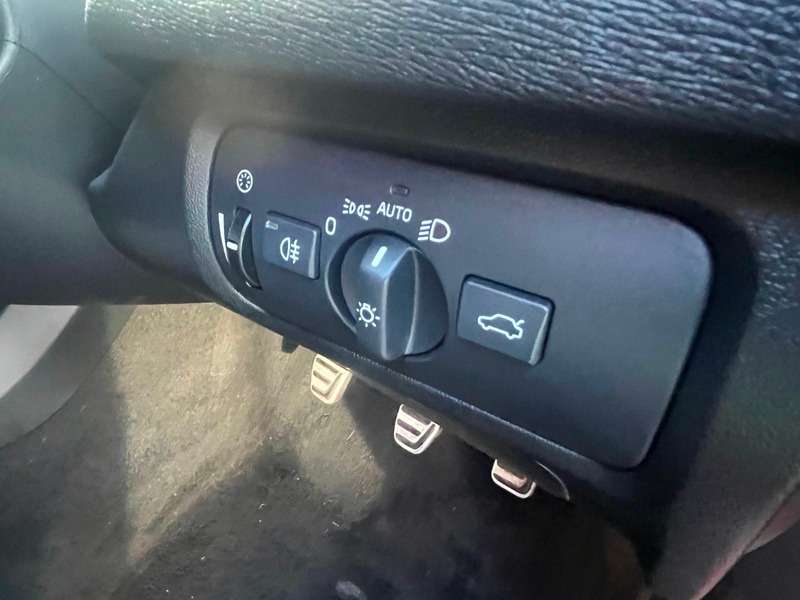 2017 VOLVO V40 2017 VOLVO V40