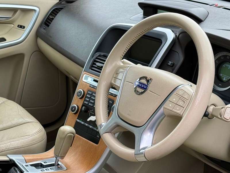 A 2009 VOLVO XC60 2.4D SE Lux Premium SUV 5dr Diesel Geartronic Euro 4 (175 ps) A 2009 VOLVO XC60 2.4D SE Lux Premium SUV 5dr Diesel Geartronic Euro 4 (175 ps)
