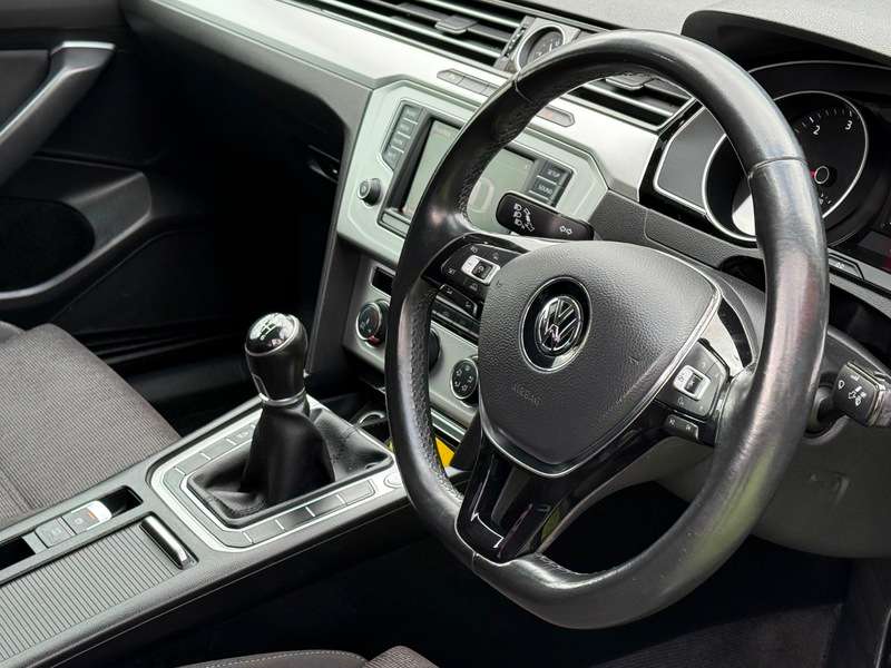 A 2015 VOLKSWAGEN PASSAT 1.6 TDI BlueMotion Tech SE Saloon 4dr Diesel Manual Euro 6 (s/s) (120 ps) A 2015 VOLKSWAGEN PASSAT 1.6 TDI BlueMotion Tech SE Saloon 4dr Diesel Manual Euro 6 (s/s) (120 ps)