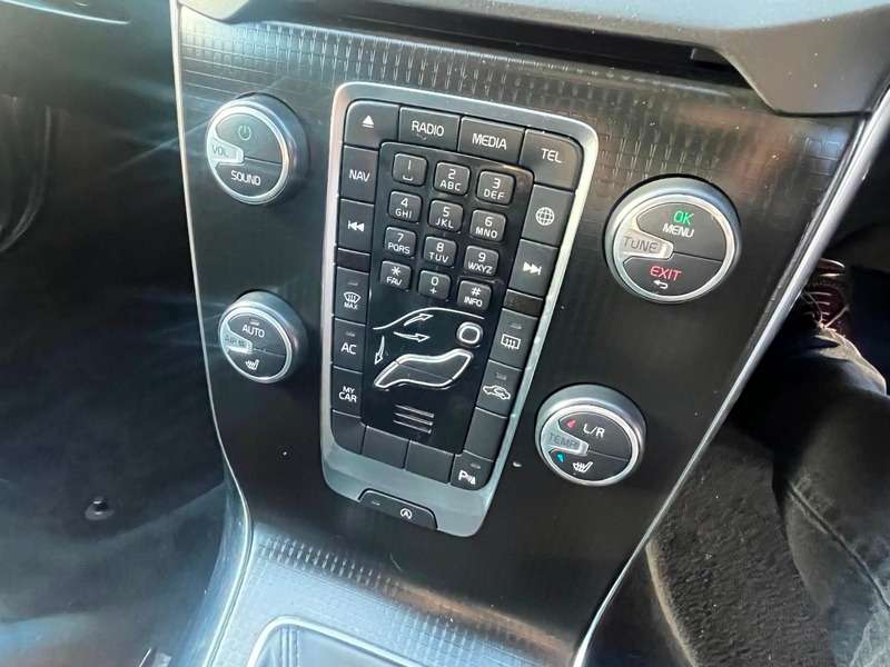 2017 VOLVO V40 2017 VOLVO V40