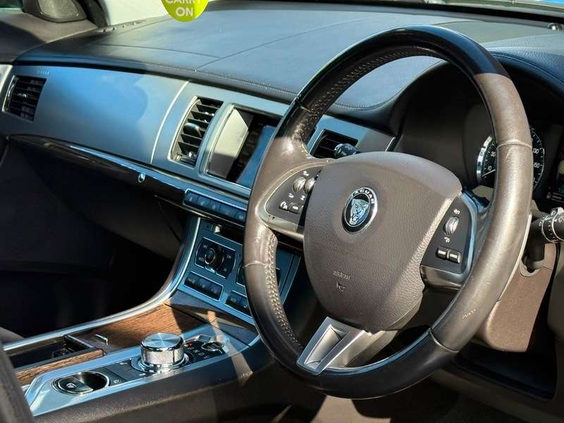A 2015 JAGUAR XF 2.2d Luxury Saloon 4dr Diesel Auto Euro 5 (s/s) (163 ps) A 2015 JAGUAR XF 2.2d Luxury Saloon 4dr Diesel Auto Euro 5 (s/s) (163 ps)