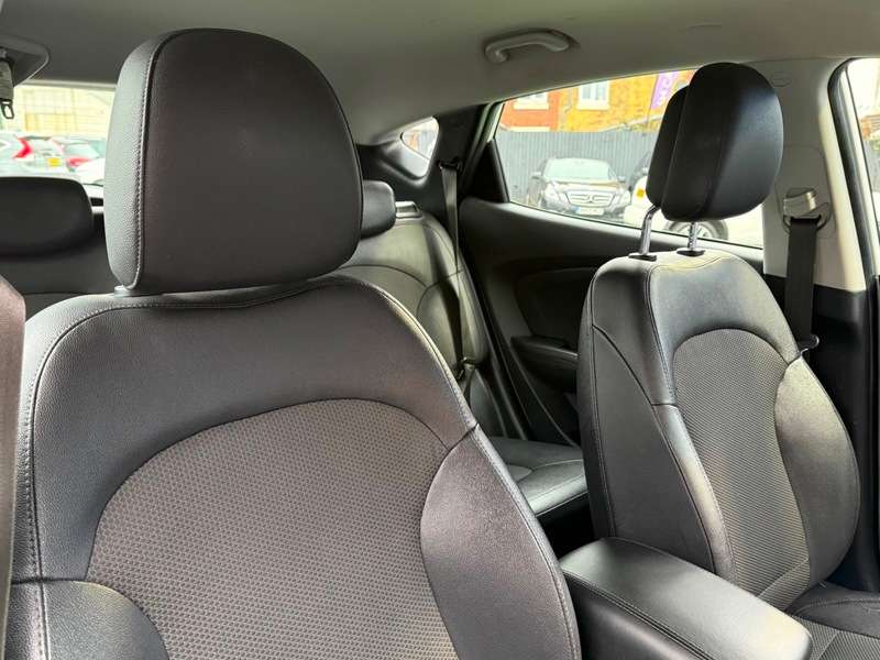 A 2015 HYUNDAI IX35 1.7 CRDi SE SUV 5dr Diesel Manual Euro 5 (s/s) (Nav) (115 ps) A 2015 HYUNDAI IX35 1.7 CRDi SE SUV 5dr Diesel Manual Euro 5 (s/s) (Nav) (115 ps)