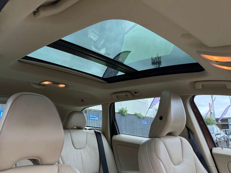 A 2009 VOLVO XC60 2.4D SE Lux Premium SUV 5dr Diesel Geartronic Euro 4 (175 ps) A 2009 VOLVO XC60 2.4D SE Lux Premium SUV 5dr Diesel Geartronic Euro 4 (175 ps)