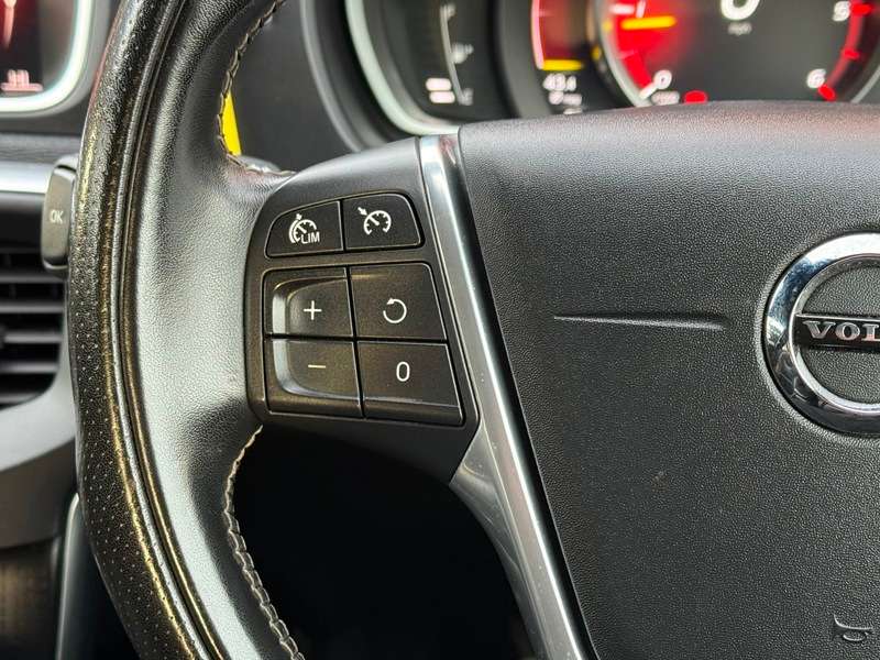 2017 VOLVO V40 2017 VOLVO V40