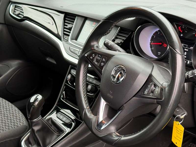 A 2016 VAUXHALL ASTRA 1.4i SRi Hatchback 5dr Petrol Manual Euro 6 (100 ps) A 2016 VAUXHALL ASTRA 1.4i SRi Hatchback 5dr Petrol Manual Euro 6 (100 ps)