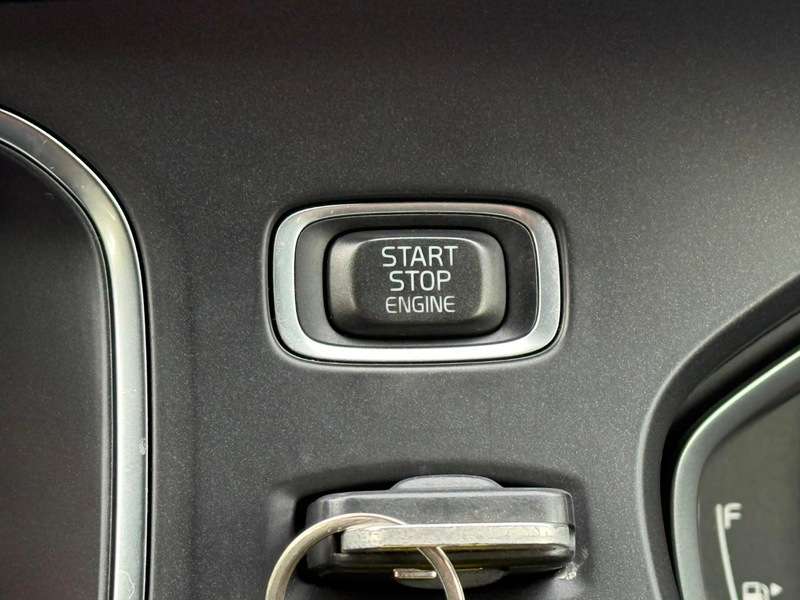 2017 VOLVO V40 2017 VOLVO V40