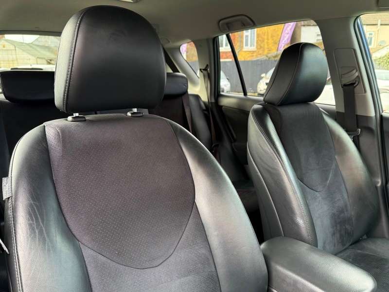 A 2011 TOYOTA RAV4 2.2 D-CAT SR SUV 5dr Diesel Auto 4WD Euro 5 (150 ps) A 2011 TOYOTA RAV4 2.2 D-CAT SR SUV 5dr Diesel Auto 4WD Euro 5 (150 ps)