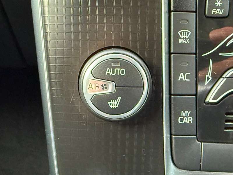 2017 VOLVO V40 2017 VOLVO V40