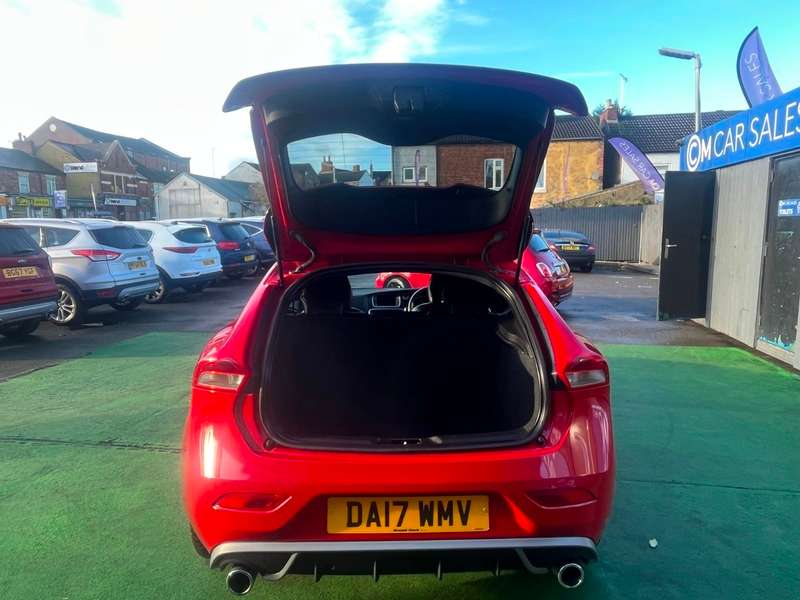 2017 VOLVO V40 2017 VOLVO V40