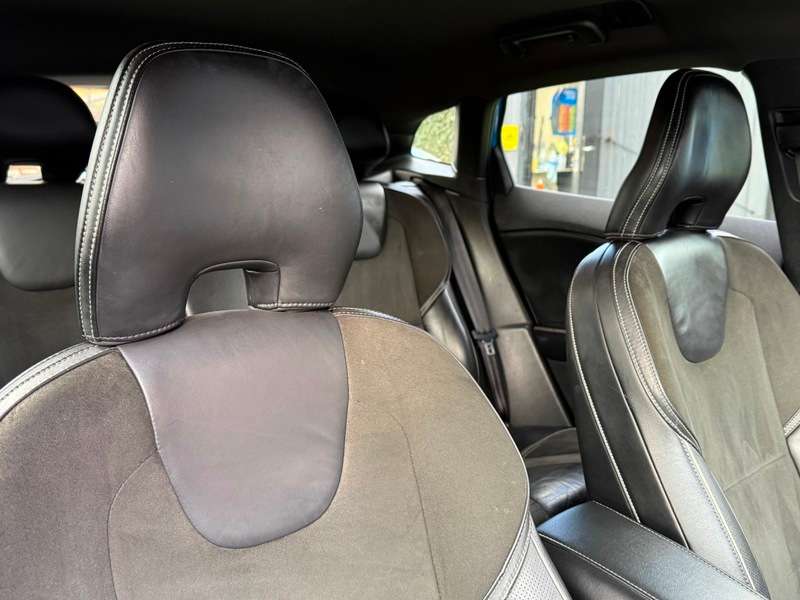 A 2015 VOLVO V40 2.0 T2 R-Design Hatchback 5dr Petrol Manual Euro 6 (s/s) (122 ps) A 2015 VOLVO V40 2.0 T2 R-Design Hatchback 5dr Petrol Manual Euro 6 (s/s) (122 ps)