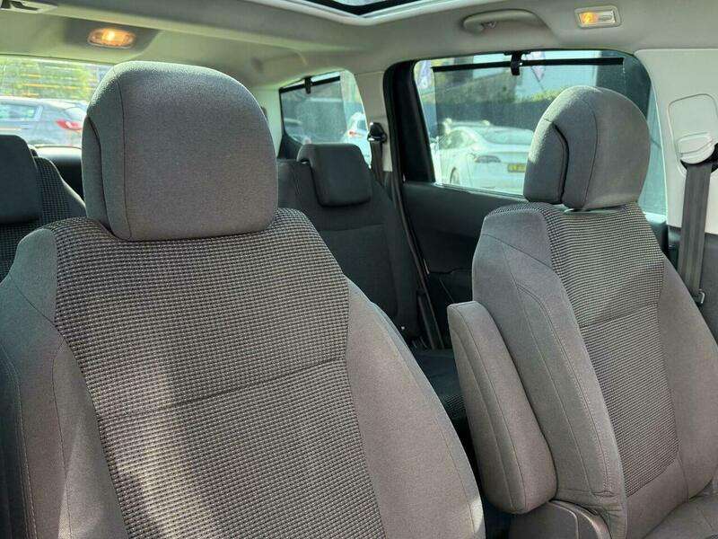 A 2014 PEUGEOT 5008 1.6 e-HDi Allure EGC Euro 5 (s/s) 5dr A 2014 PEUGEOT 5008 1.6 e-HDi Allure EGC Euro 5 (s/s) 5dr