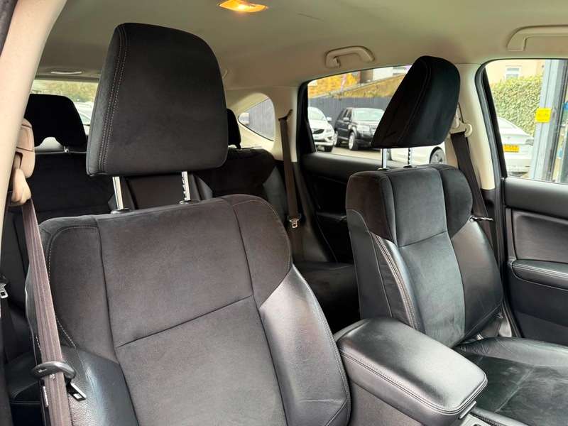 A 2013 HONDA CR-V 2.0 i-VTEC SR SUV 5dr Petrol Manual 4WD Euro 5 (s/s) (155 ps) A 2013 HONDA CR-V 2.0 i-VTEC SR SUV 5dr Petrol Manual 4WD Euro 5 (s/s) (155 ps)