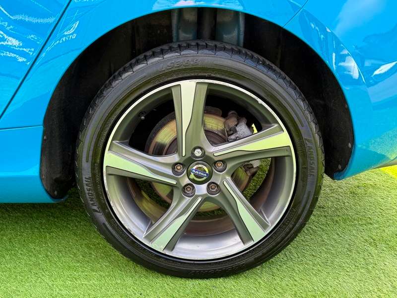 2015 VOLVO V40 2015 VOLVO V40