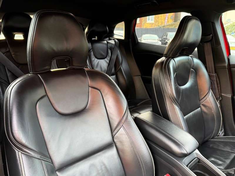 A 2017 VOLVO V40 2.0 D2 R-Design Pro Hatchback 5dr Diesel Manual Euro 6 (s/s) (120 ps) A 2017 VOLVO V40 2.0 D2 R-Design Pro Hatchback 5dr Diesel Manual Euro 6 (s/s) (120 ps)