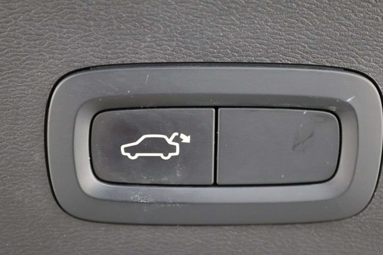 2020 VOLVO XC40 2020 VOLVO XC40