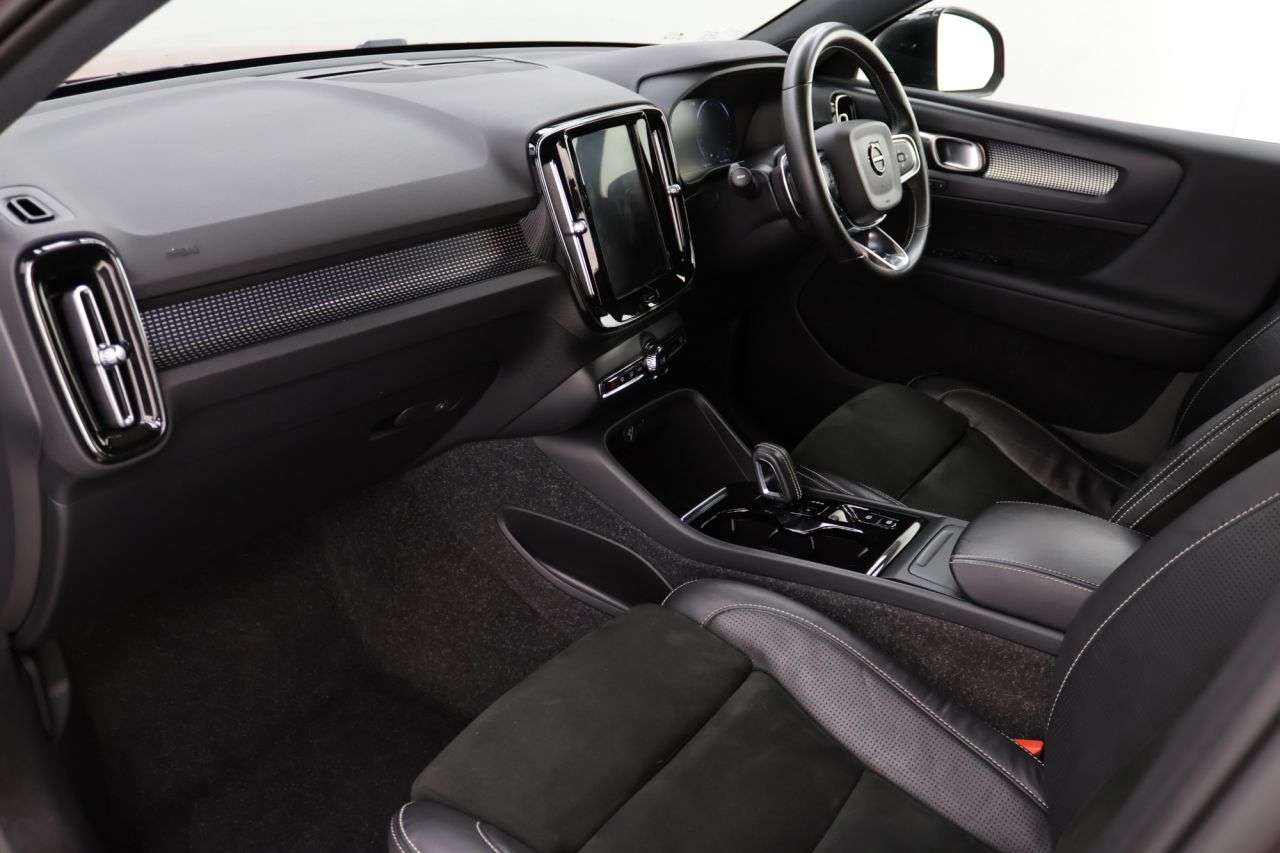 2020 VOLVO XC40 2020 VOLVO XC40