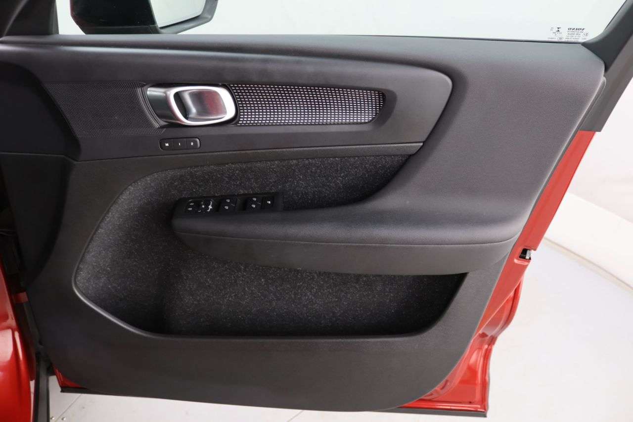 2020 VOLVO XC40 2020 VOLVO XC40