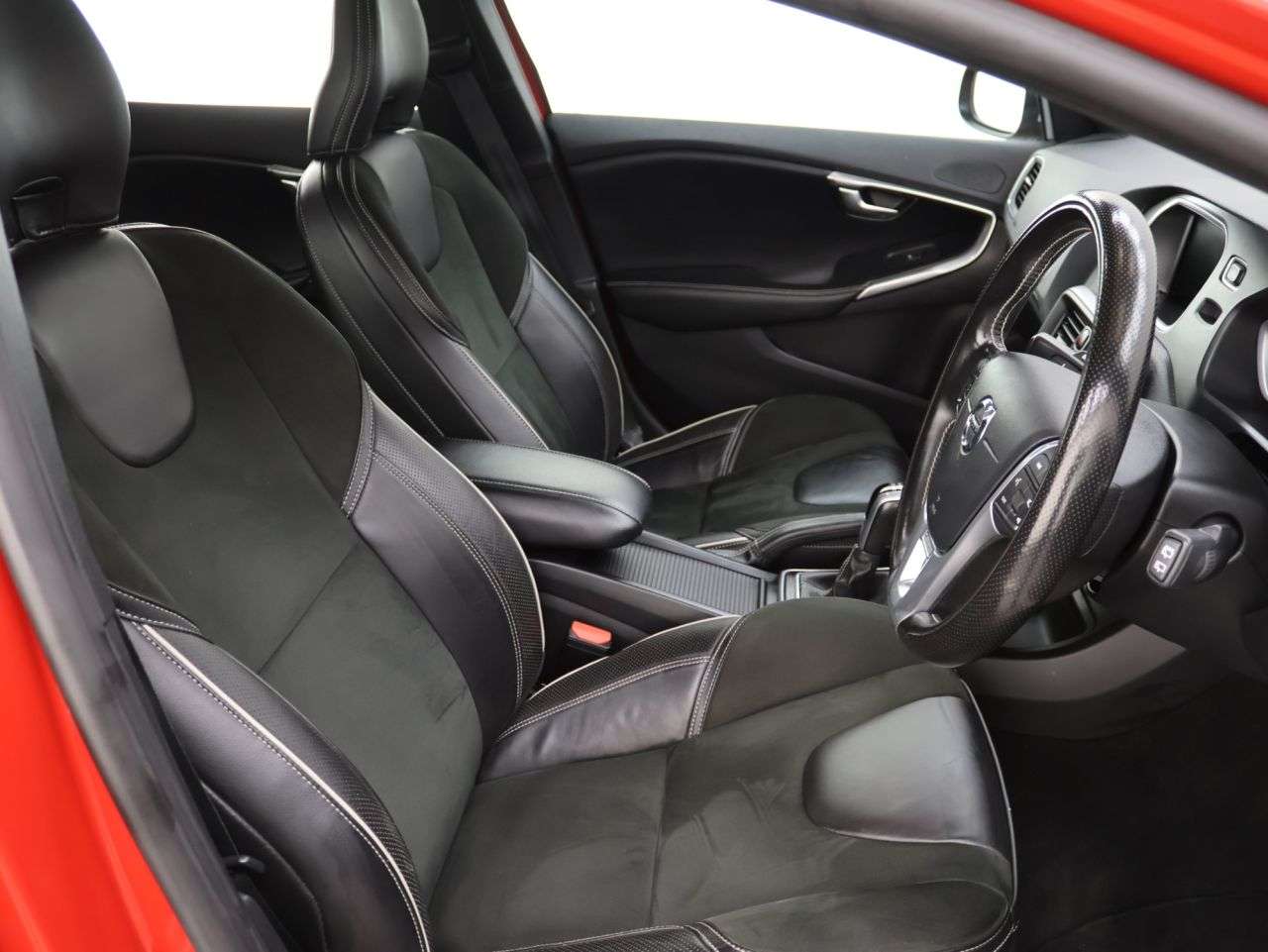 2016 VOLVO V40 2016 VOLVO V40