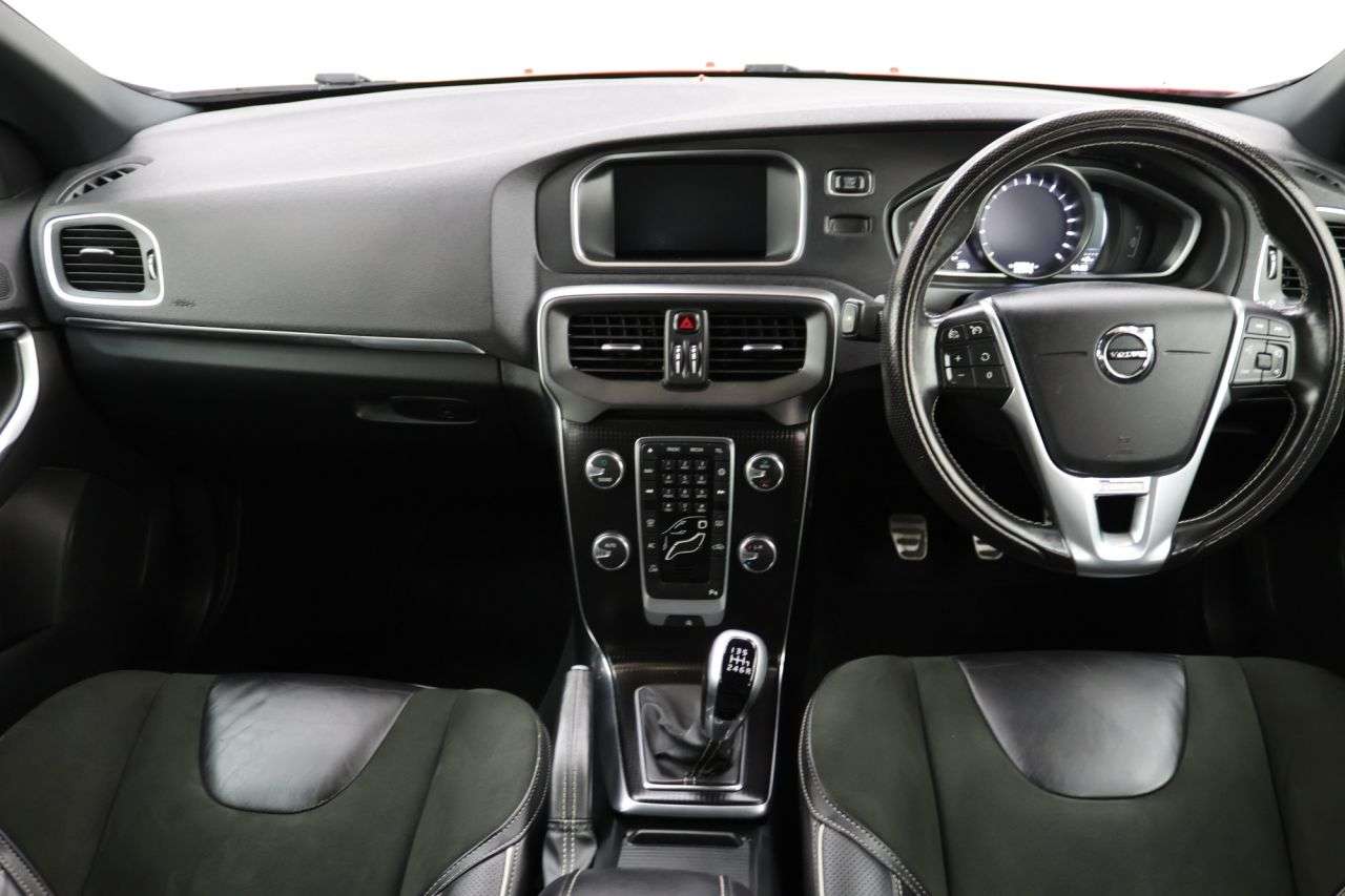 2016 VOLVO V40 2016 VOLVO V40