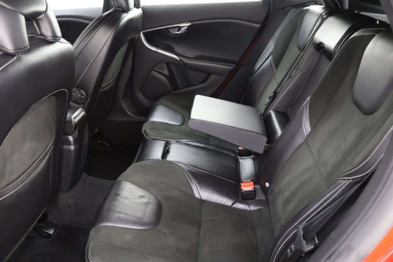 2016 VOLVO V40 2016 VOLVO V40