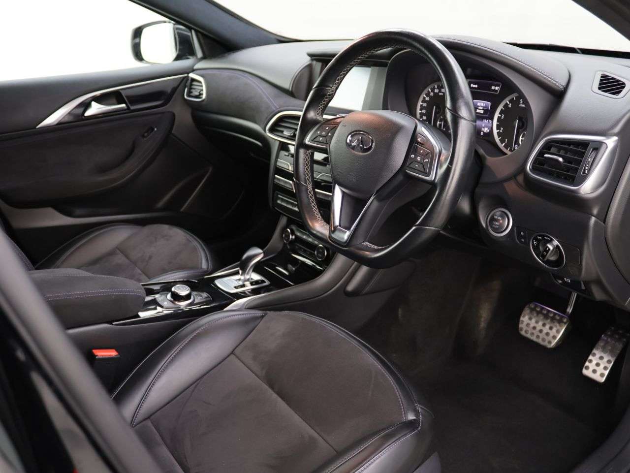 2016 INFINITI Q30 2016 INFINITI Q30